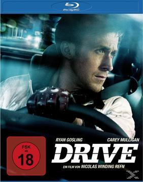 Ryan Gosling in einem Auto, weg von der Kamera; Filmtitel DRIVE.