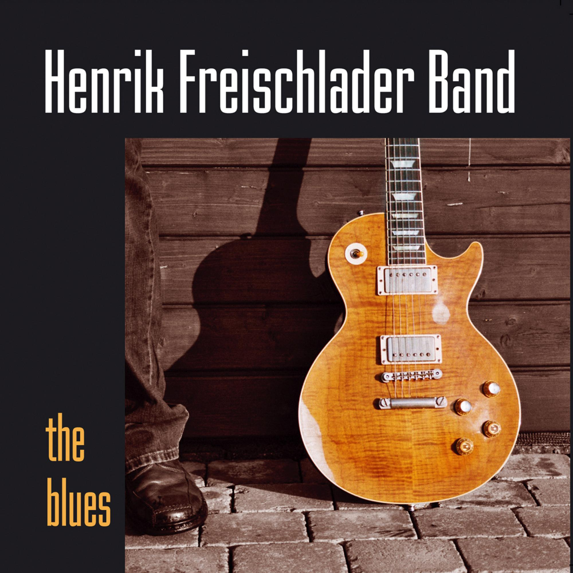 Albumcover: Ein Gitarrist mit brauner Gitarre, Text: 'Henrik Freischlader Band'.