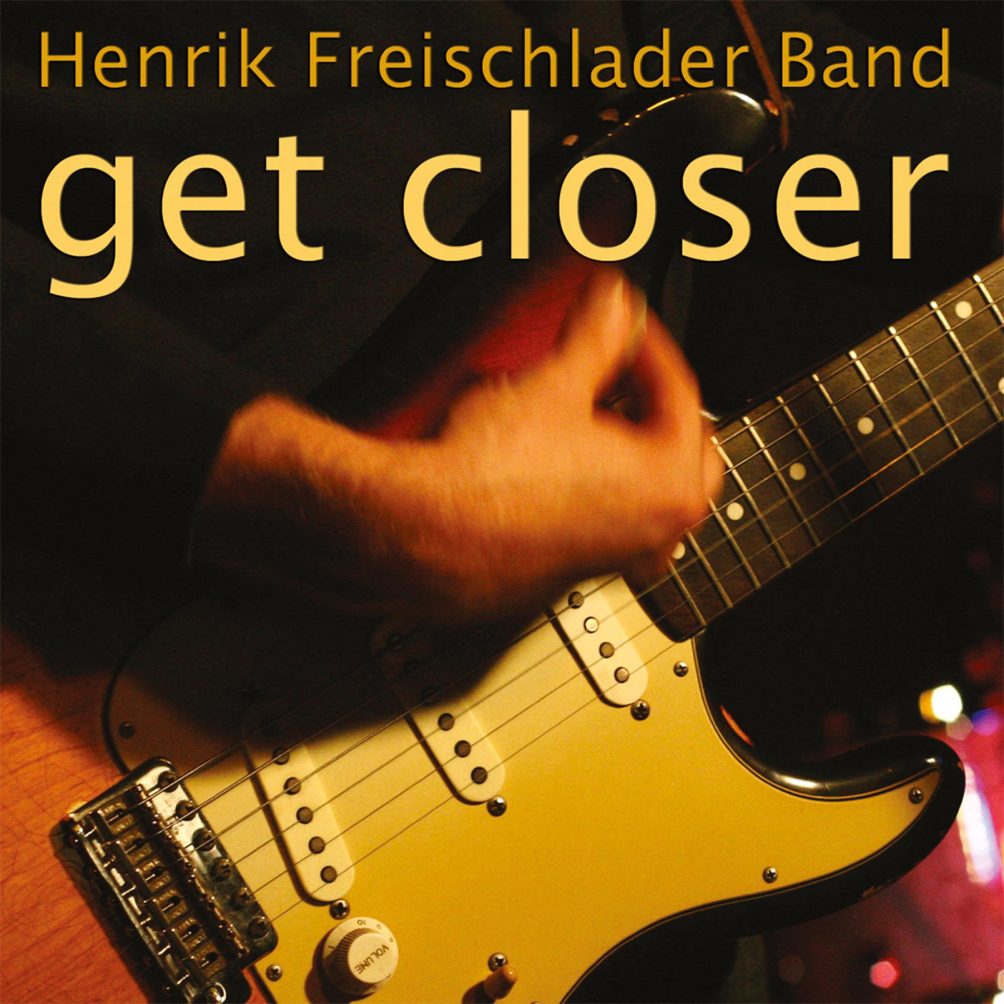 Albumcover. Eine Person spielt eine gelbe E-Gitarre. Text: Get Closer.