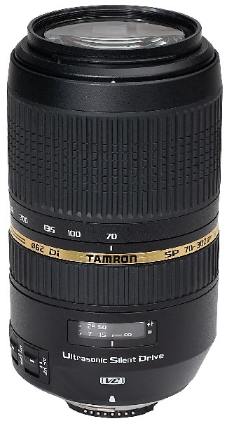 Ein schwarzes Tamron SP 70-300mm Kameraobjektiv. Es hat goldene Schriftzüge und Markierungen für Brennweiten und Einstellungen.