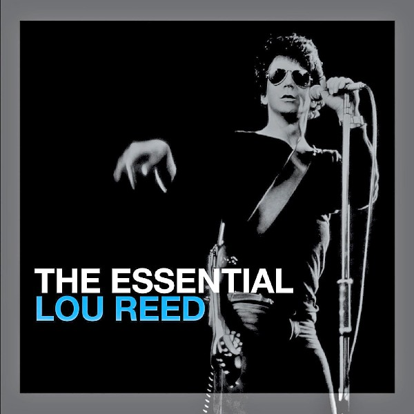 Albumhoes van 'The Essential Lou Reed'. Lou Reed in zwarte outfit met zonnebril.