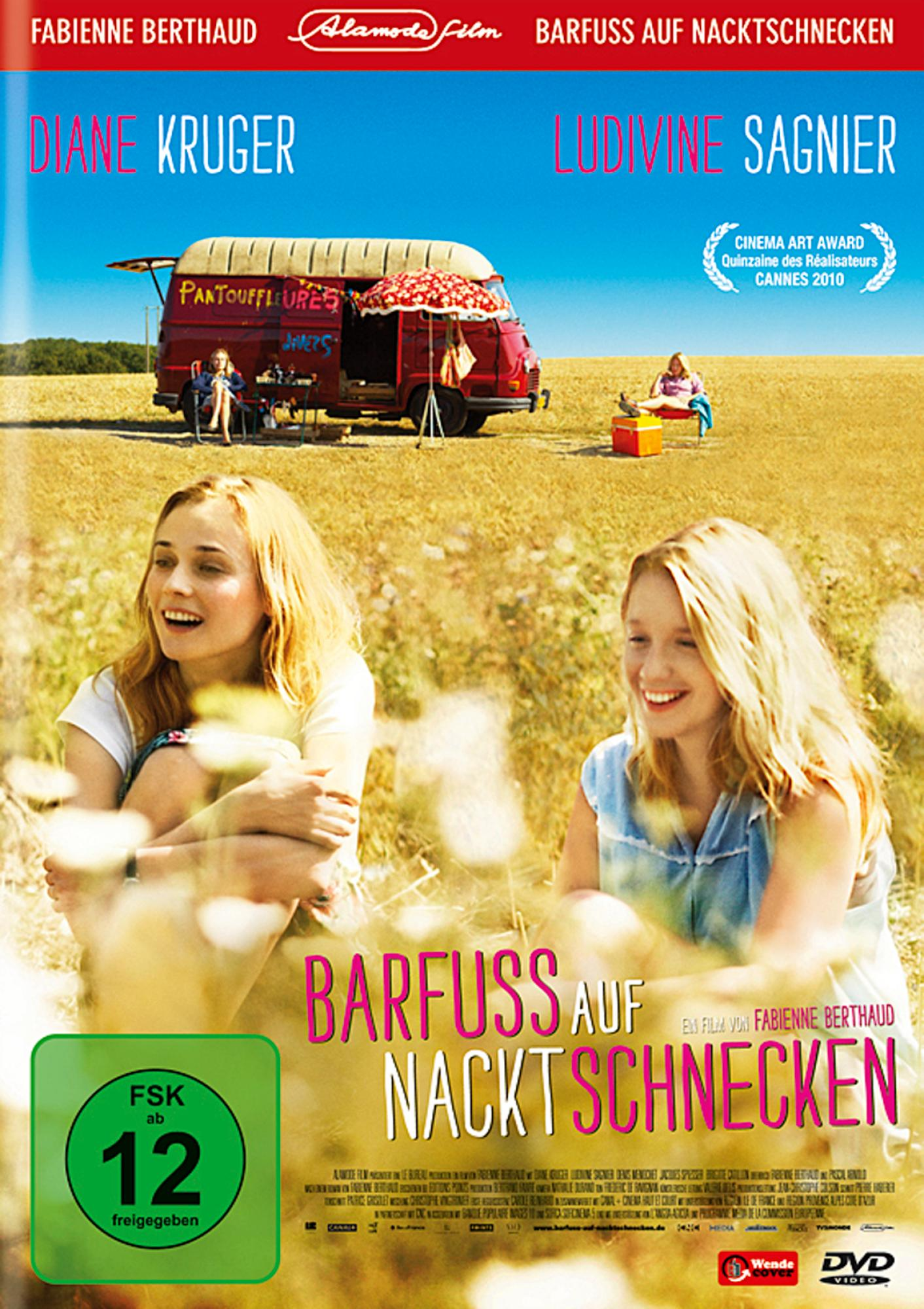 Filmplakat für 'Barfuss auf Nacktschnecken' mit zwei Frauen, einem roten Van und dem Titel.