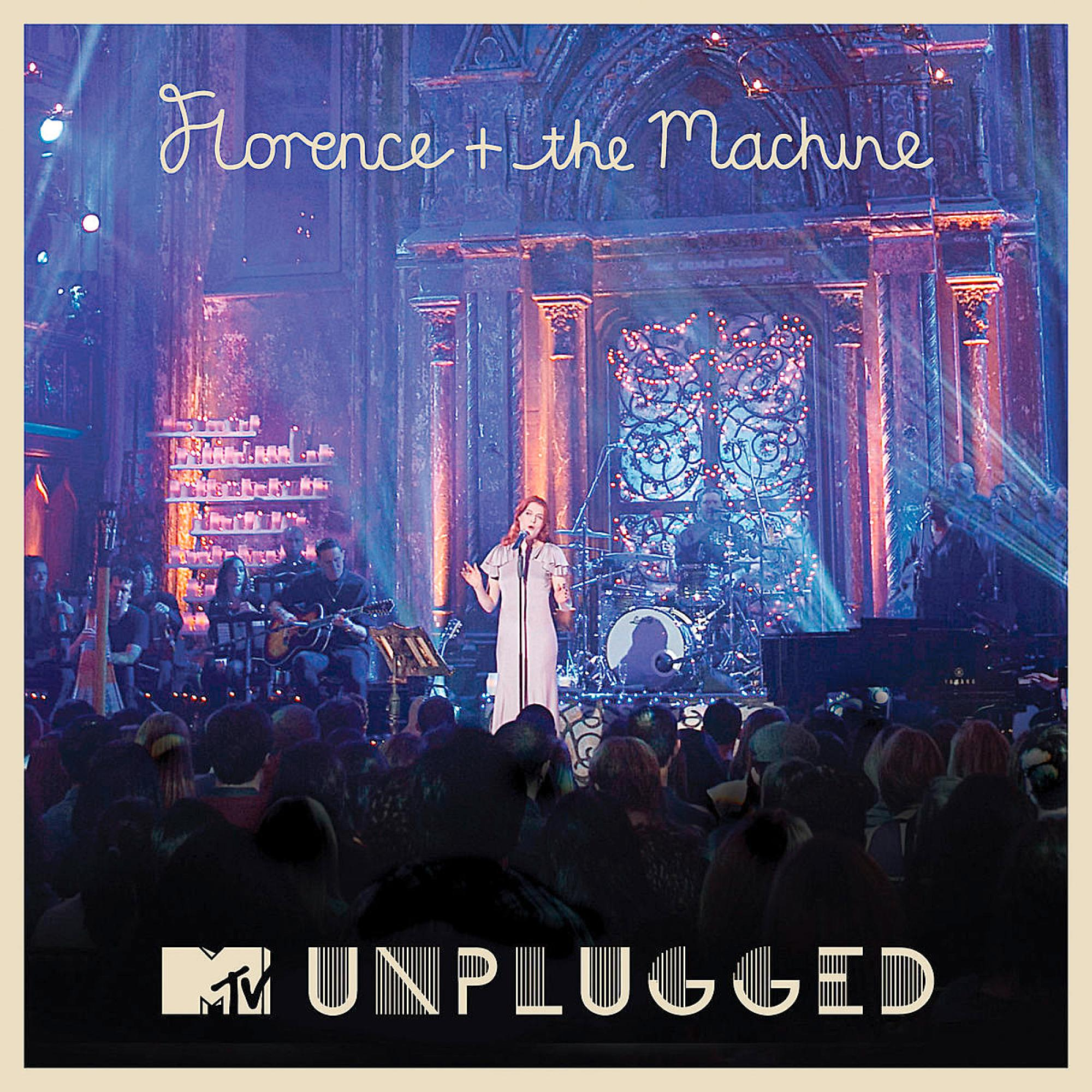 Florence + the Machine treten auf der Bühne auf.