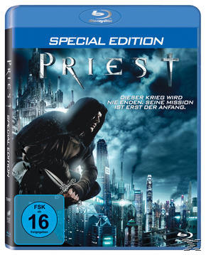 Blu-ray-Cover für den Film Priest. Zeigt einen Mann im Umhang mit Schwert und Stadtlandschaft.
