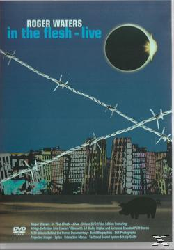 DVD-Cover: Roger Waters In The Flesh - Live. Das Bild zeigt Stacheldraht und eine Stadt.