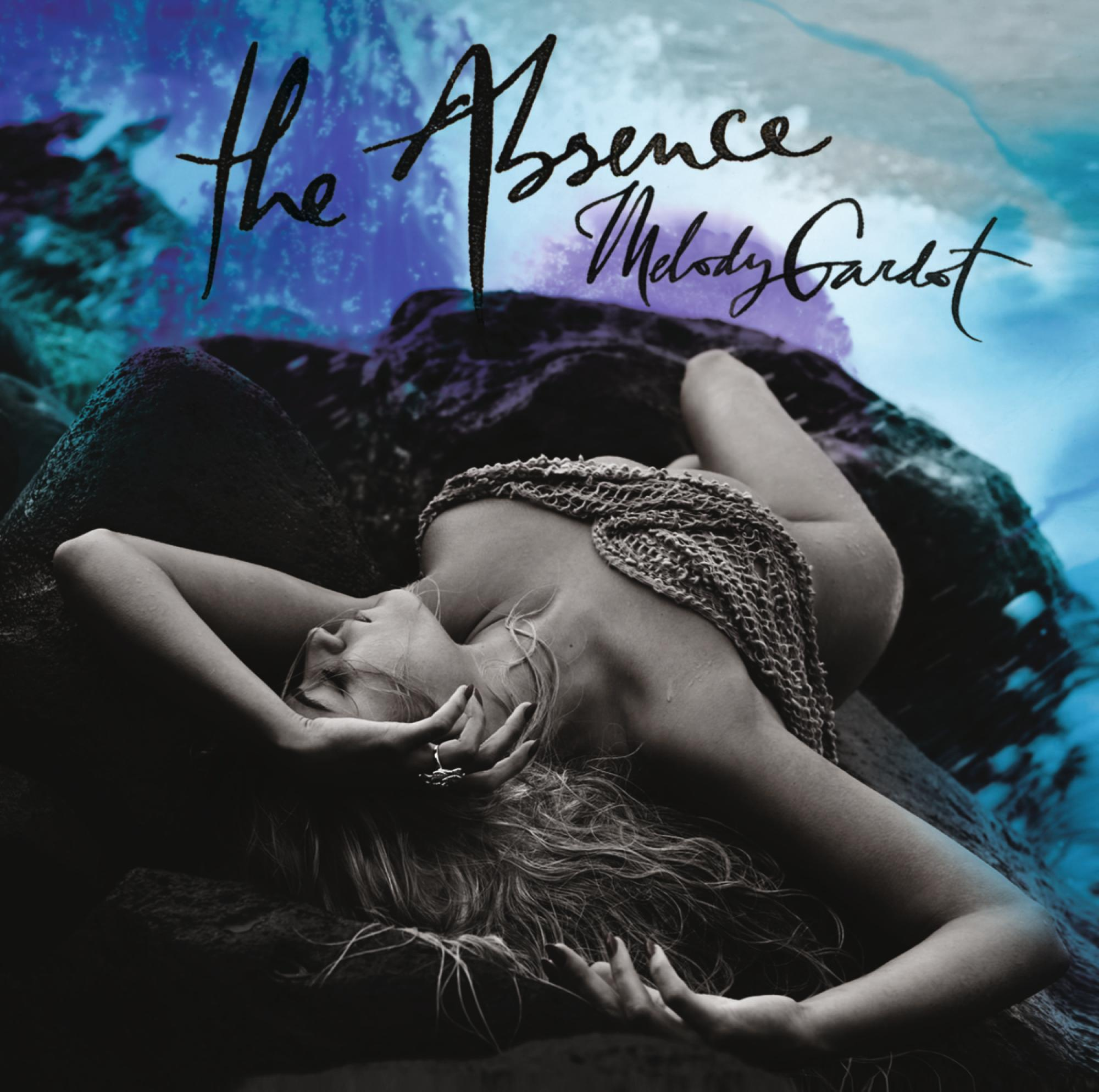 Albumcover: Eine Frau liegt auf einem dunklen Felsen, Text 'The Absence' und Künstlername.