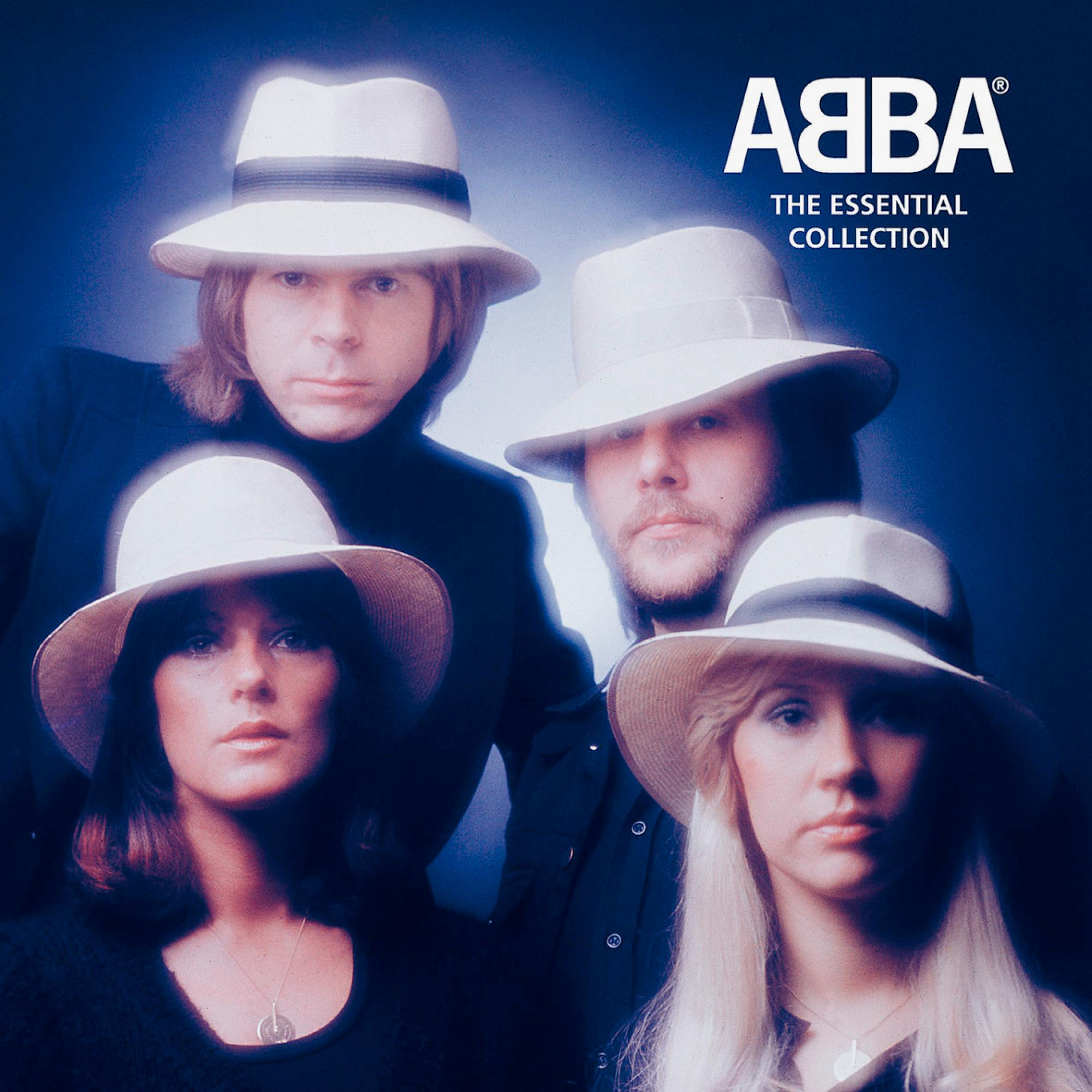 Pochette d'album. Quatre personnes, ABBA, portant des chapeaux. Fond bleu. Texte : 'The Essential Collection'.