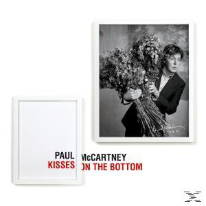 Zwei gerahmte Bilder: Paul McCartney Albumcover und ein Foto von ihm mit Blumen, beide auf weißem Hintergrund.