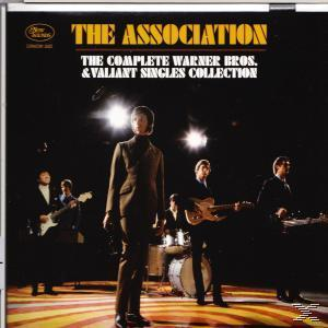 Albumcover von The Association. Bandmitglieder auf der Bühne unter Scheinwerfern. Dunkler Hintergrund mit gelbem und weißem Text.