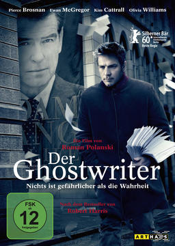 Filmposter für Der Ghostwriter, mit Pierce Brosnan und Ewan McGregor. Im Hintergrund ein Gebäude.