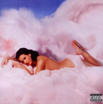 Frau liegt auf rosa Wolken, mit blauem Himmel im Hintergrund.