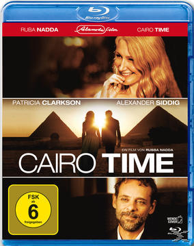 Blu-ray-Cover. Frau lächelt oben, Paar mit Pyramiden in der Mitte, Mann unten. Titel: Cairo Time.