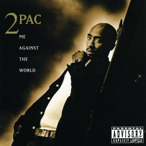 2Pac Albumcover. Ein Mann mit weißem Hemd und schwarzem Mantel, der zur Seite blickt.