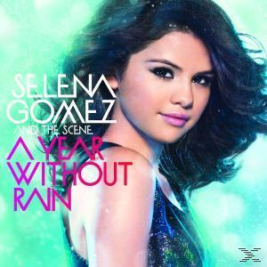 Selena Gomez auf einem CD-Cover. Sie schaut in die Kamera mit dem Text 'A Year Without Rain'.