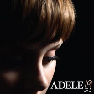 Albumcover: Adeles Auge und Gesichtsausschnitt auf schwarzem Hintergrund. Text 'ADELE 19'.