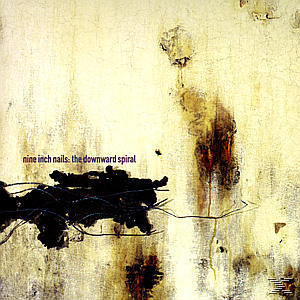 Albumcover: Nine Inch Nails, 'the downward spiral' auf strukturierter, cremeweißer Wand.