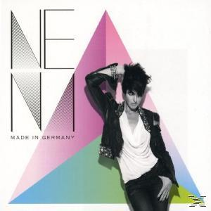 Nena-Albumcover. Eine Frau in Jacke und schwarzer Hose posiert vor einem bunten Dreiecks-Hintergrund.