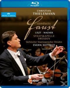 Ein Blu-ray-Cover für eine klassische Musikaufführung. Ein Dirigent leitet ein Orchester.