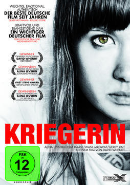 Kriegerin DVD-Cover. Junges Frauengesicht mit ernstem Ausdruck. Roter und weißer Text auf dunklem Hintergrund.