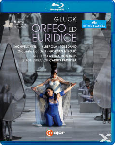 Blu-ray-Cover mit einer Aufführung mit zwei Frauen auf der Bühne. Der Hintergrund ist eine Theaterbühne.