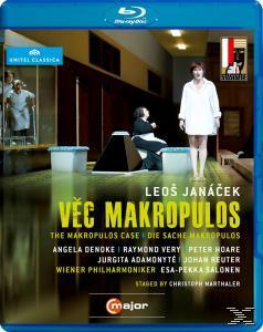 Blu-ray-Cover, 'Věc Makropulos'. Eine Frau in weißem Kleid steht mit anderen auf einer Bühne.
