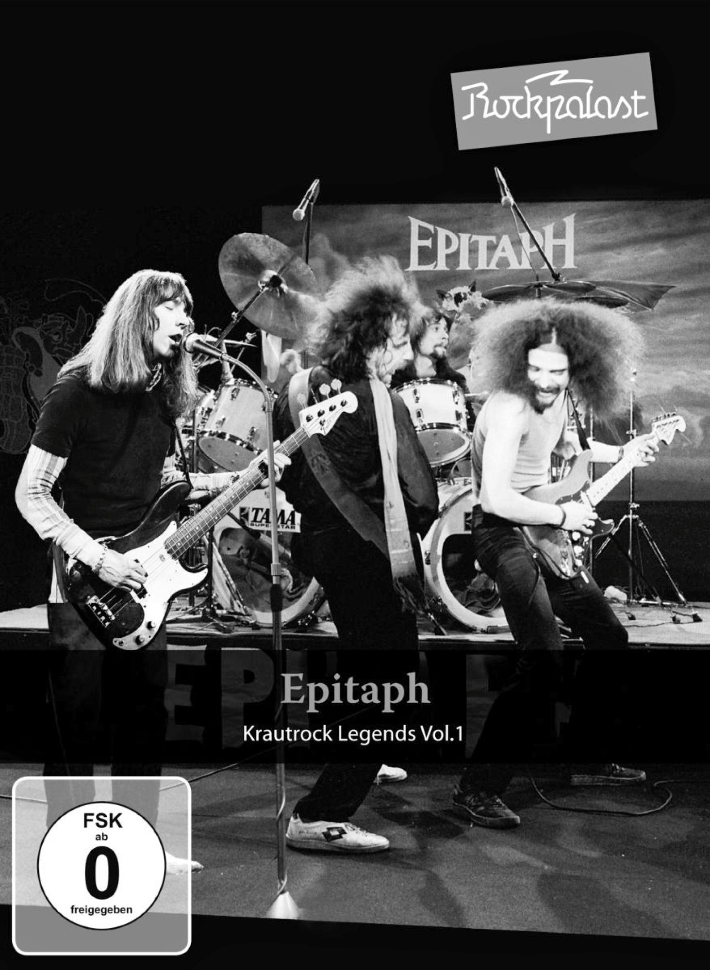 Band spielt in Schwarz-Weiß auf der Bühne. Der Bandname ist 'Epitaph'.