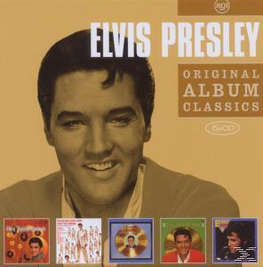 Albumcover mit Elvis Presley. Bild von Elvis mit Text und Albumtiteln. Braune und weiße Farben.
