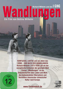 Film-DVD-Cover mit zwei Frauen in traditioneller Kleidung und einer Stadtlandschaft im Hintergrund.