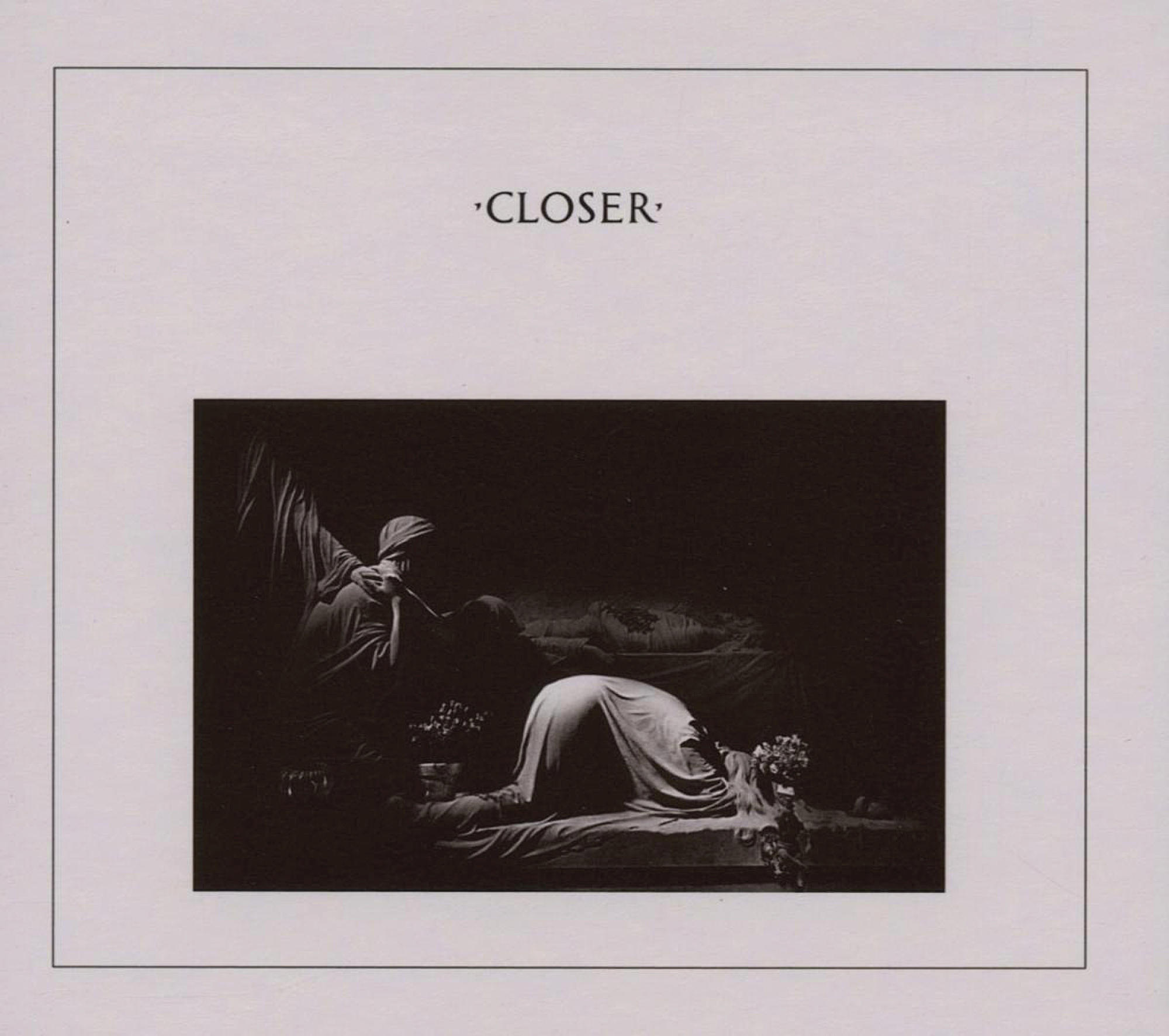 Albumcover. Es ist ein Schwarz-Weiß-Bild einer Person, die in der Nähe von Blumen kniet, mit einer anderen Figur.