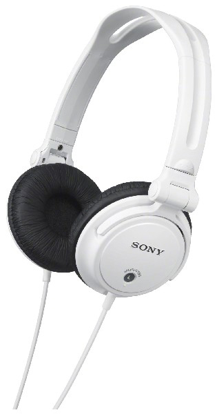 Weiße Sony-Kopfhörer. Die Kopfhörer befinden sich auf weißem Hintergrund. Das Kabel ist auch weiß.