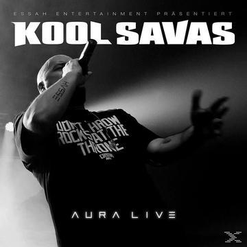 Kool Savas Albumcover. Ein Mann mit Mikrofon auf der Bühne mit Text.
