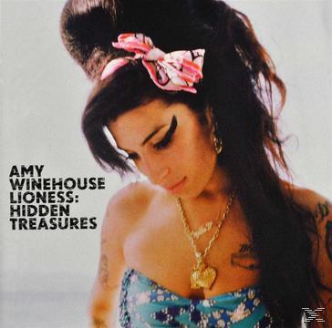 CD-Cover. Amy Winehouse blickt nach unten, trägt ein blaues Oberteil und eine rosa Schleife. Text: Lioness: Hidden Treasures.