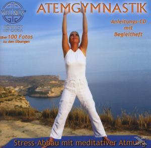 Frau in weißem Anzug, Arme gehoben, am Wasser. Titel: Atemgymnastik. Hintergrund: Meer, Himmel. Text: Stressabbau mit meditativer Atmung.