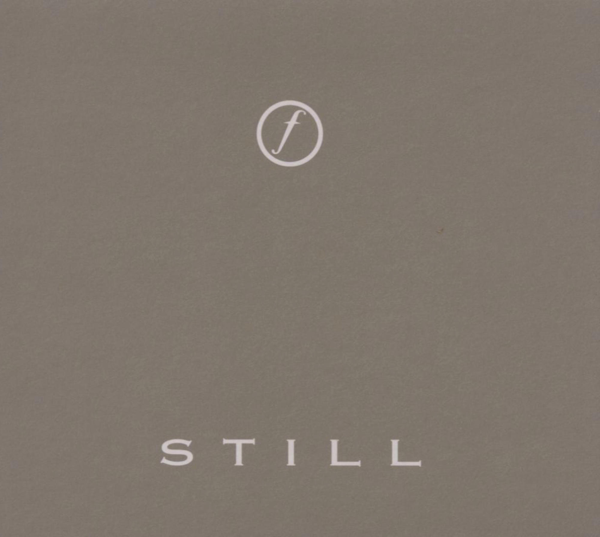 Albumcover mit dem Wort "STILL" in Weiß auf grauem Hintergrund und einem weißen Kreis mit kleinem 'f'.