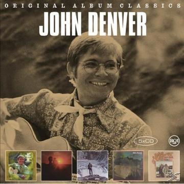 Albumcover für John Denvers Original Album Classics. Zeigt einen Mann mit einer Gitarre.