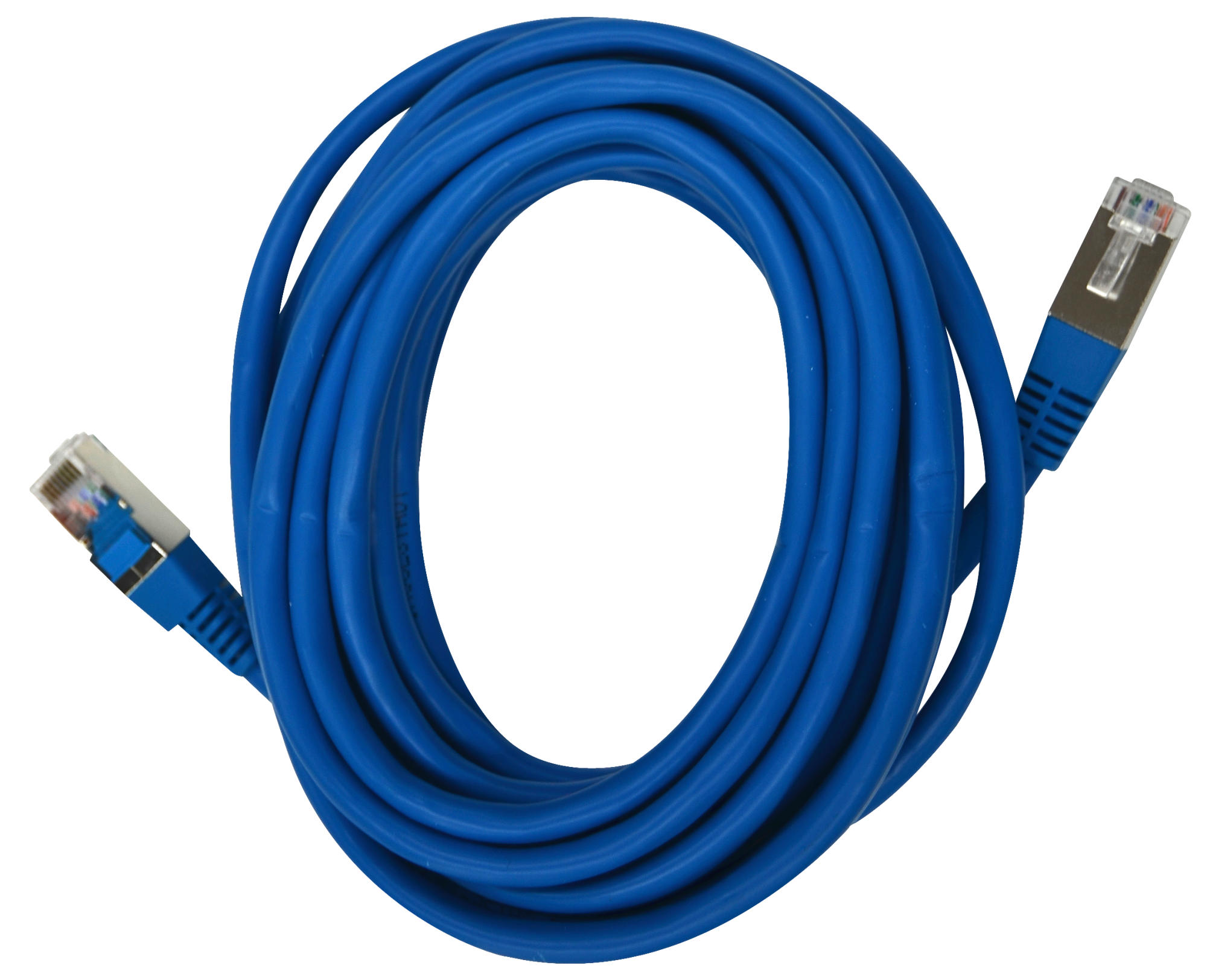 Câble réseau bleu avec connecteurs aux deux extrémités, couché en forme enroulée.