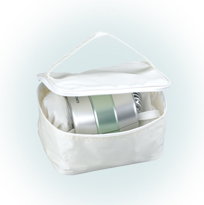 Offene weiße Tasche mit silbernem und grünem Gerät darin.