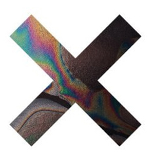 Ein X-förmiges Design mit einer bunten, ölartigen Textur.