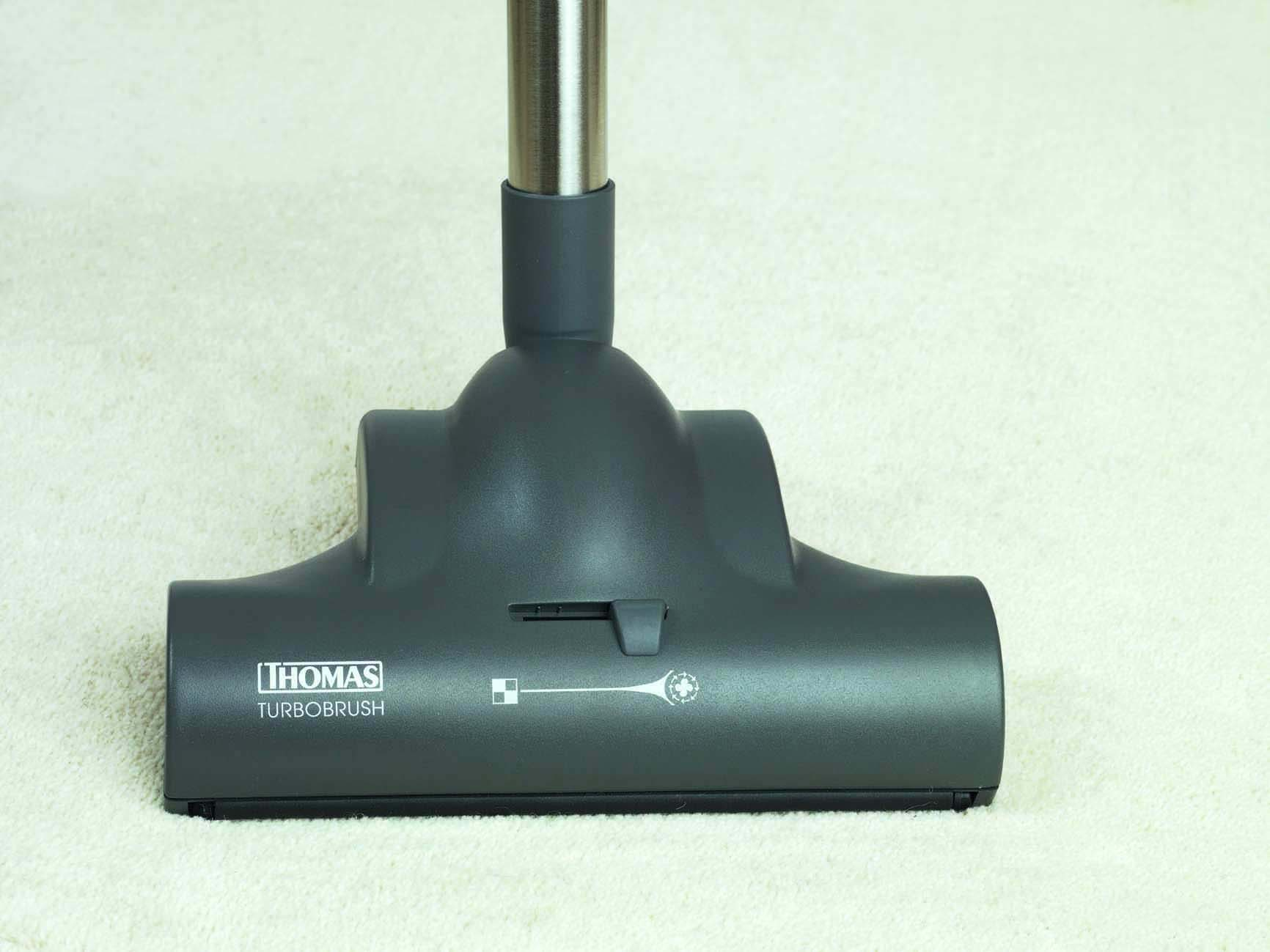 Staubsaugerdüse auf hellem Teppich, mit dem Markennamen 'THOMAS TURBOBRUSH'.