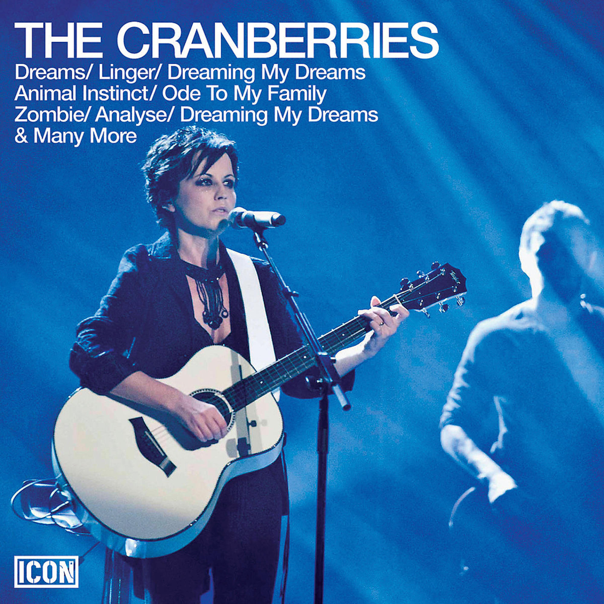 Pochette d'album avec The Cranberries. Dolores O'Riordan joue de la guitare. Lumières de scène bleues.