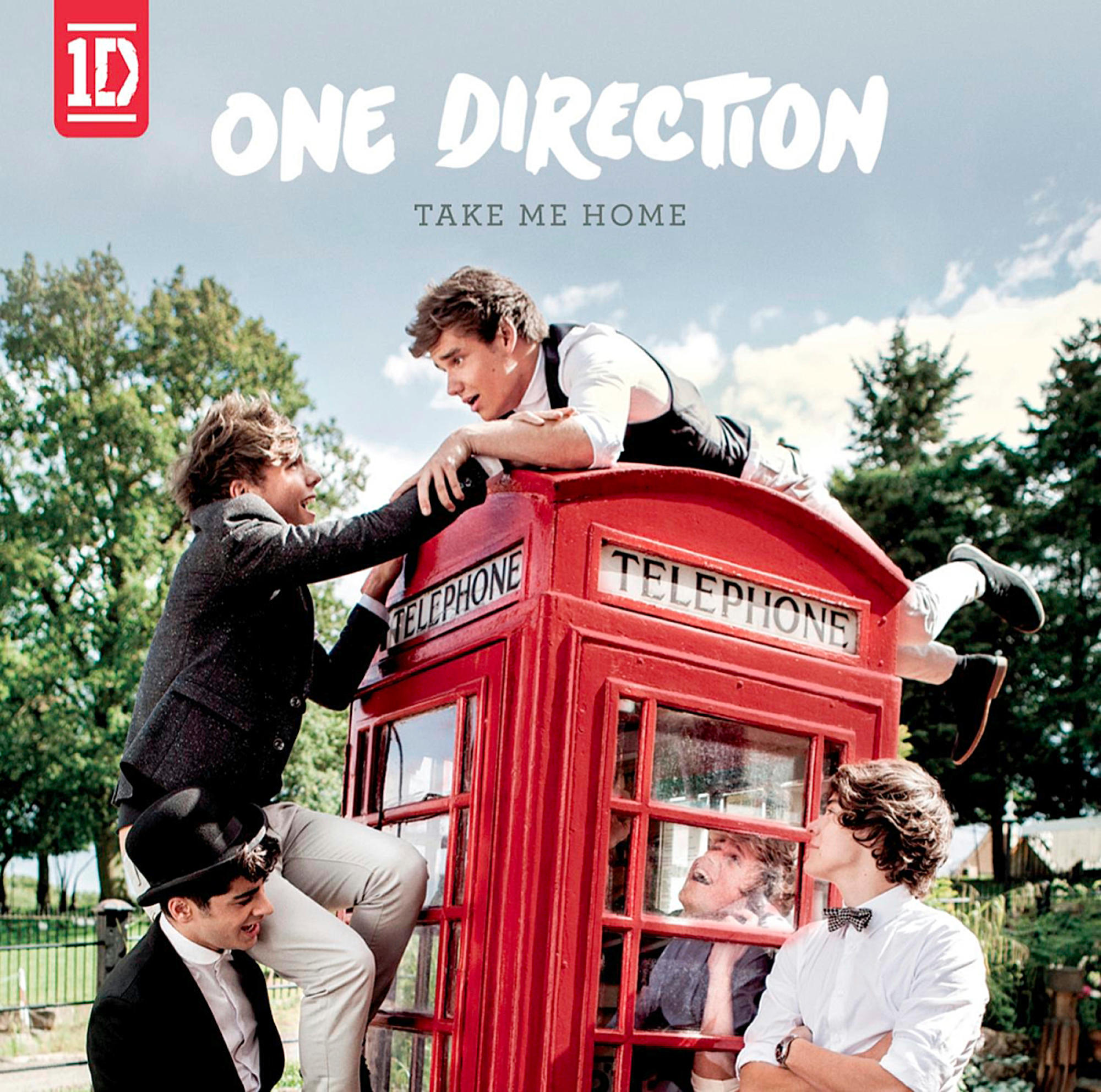 One Direction, Bandmitglieder an einer roten Telefonzelle.