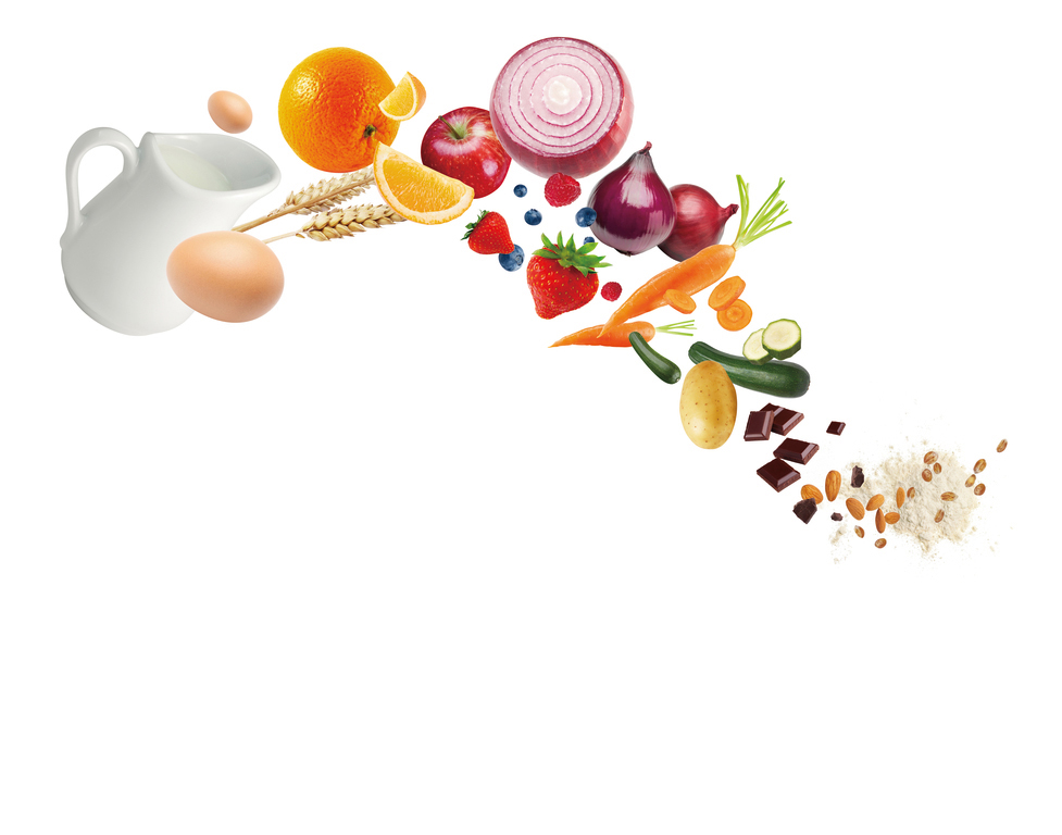 Zutaten, die vor weißem Hintergrund schweben: Früchte, Gemüse, Eier, Milch.