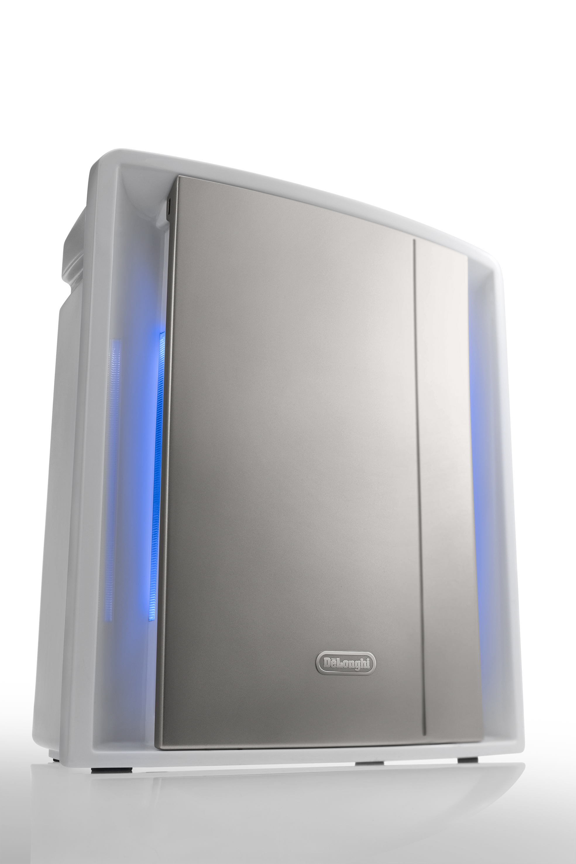 Ein weißer und silberner DeLonghi Luftreiniger mit blauen Lichtern an den Seiten, vor weißem Hintergrund.