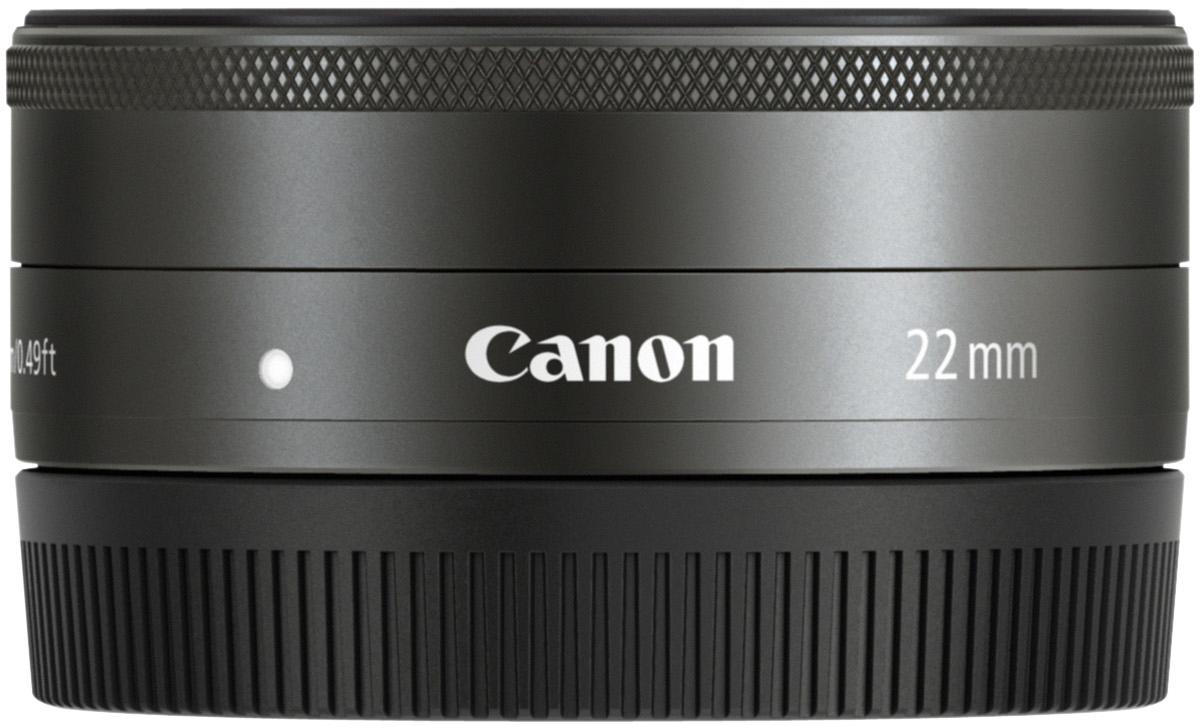 Schwarzes Canon 22mm Objektiv. Das Canon-Logo ist sichtbar.