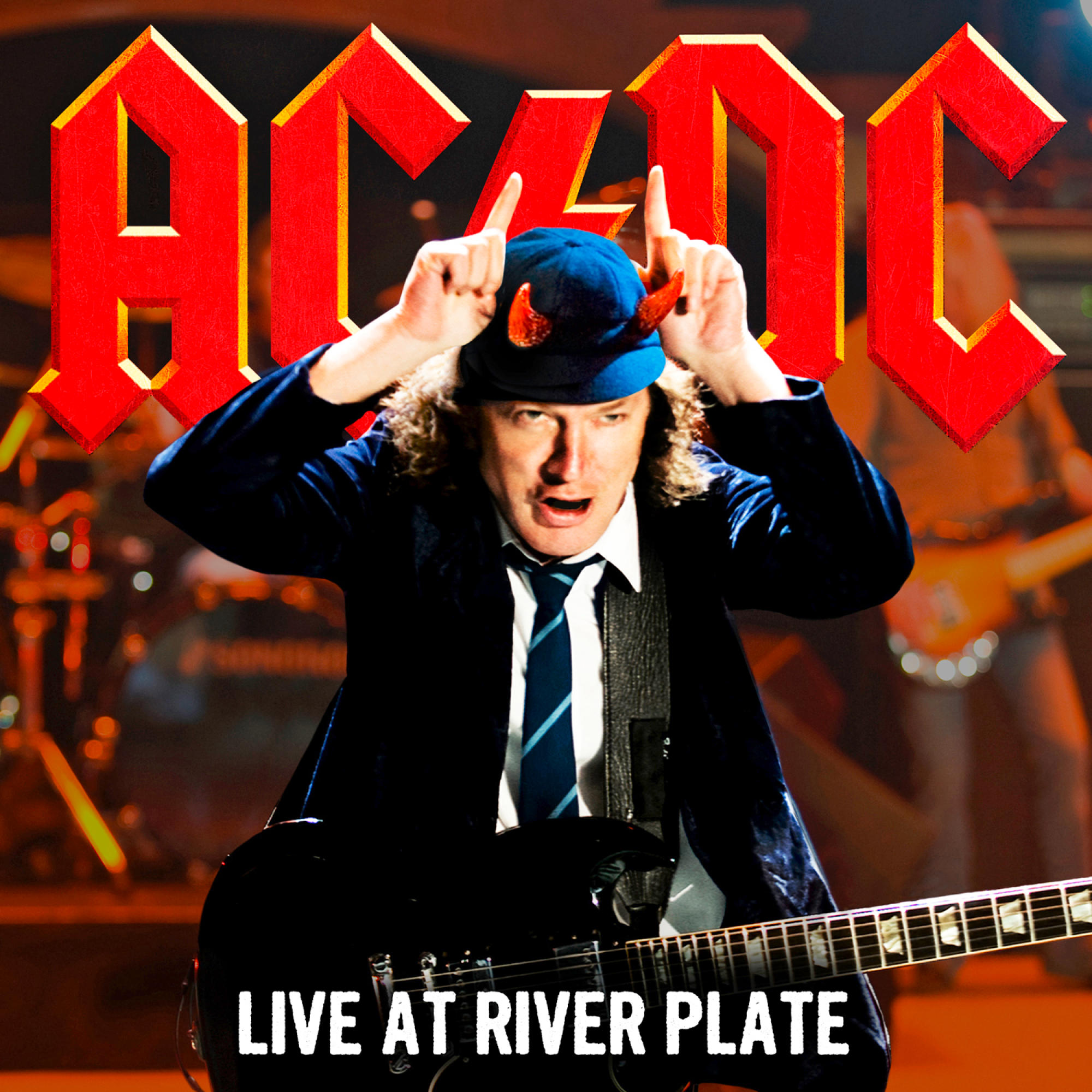Pochette de l'album AC/DC Live at River Plate, Angus Young avec cornes, jouant de la guitare noire.