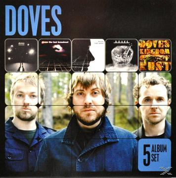 Doves-Albumcover. Drei Männer vor Bildern aus früheren Alben. Der Text lautet '5 Album Set'.