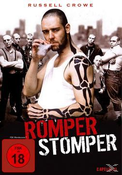 DVD-Cover von Romper Stomper, mit Russell Crowe mit Tätowierungen, umgeben von einer Gruppe Männern.