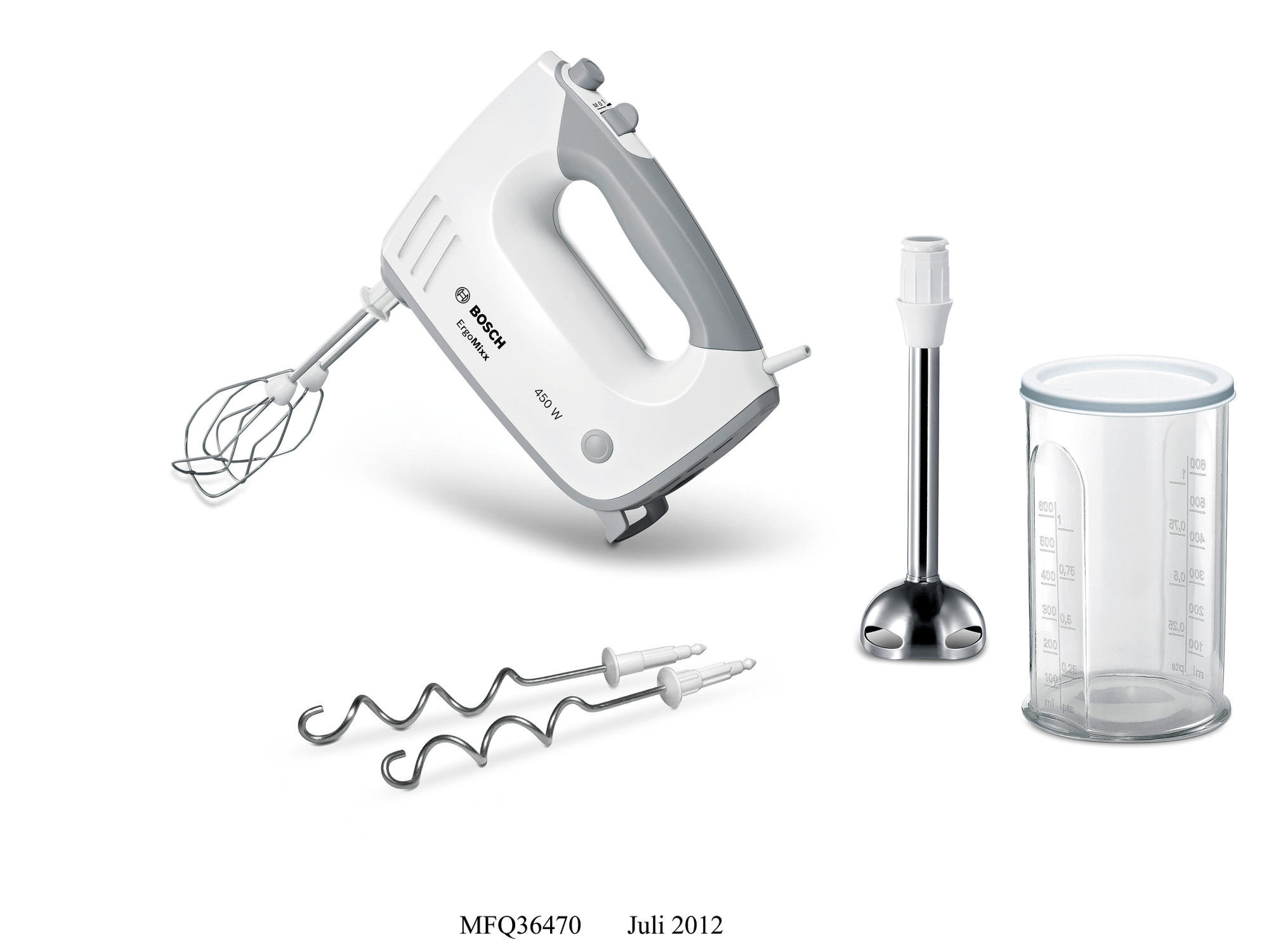 Ein Handmixer mit Aufsätzen und ein Messbecher.