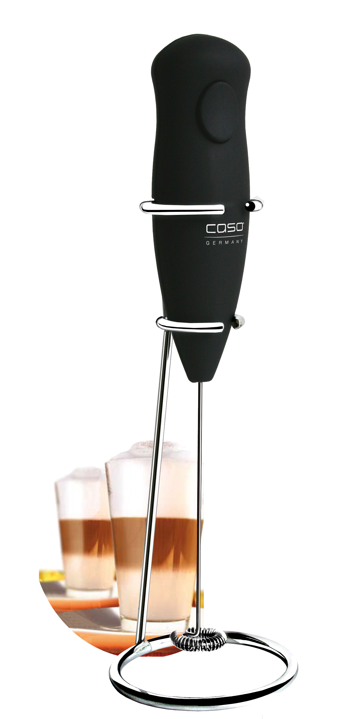 Ein schwarzer Milchaufschäumer mit silbernem Ständer. Zwei Gläser geschichteten Kaffees im Hintergrund.