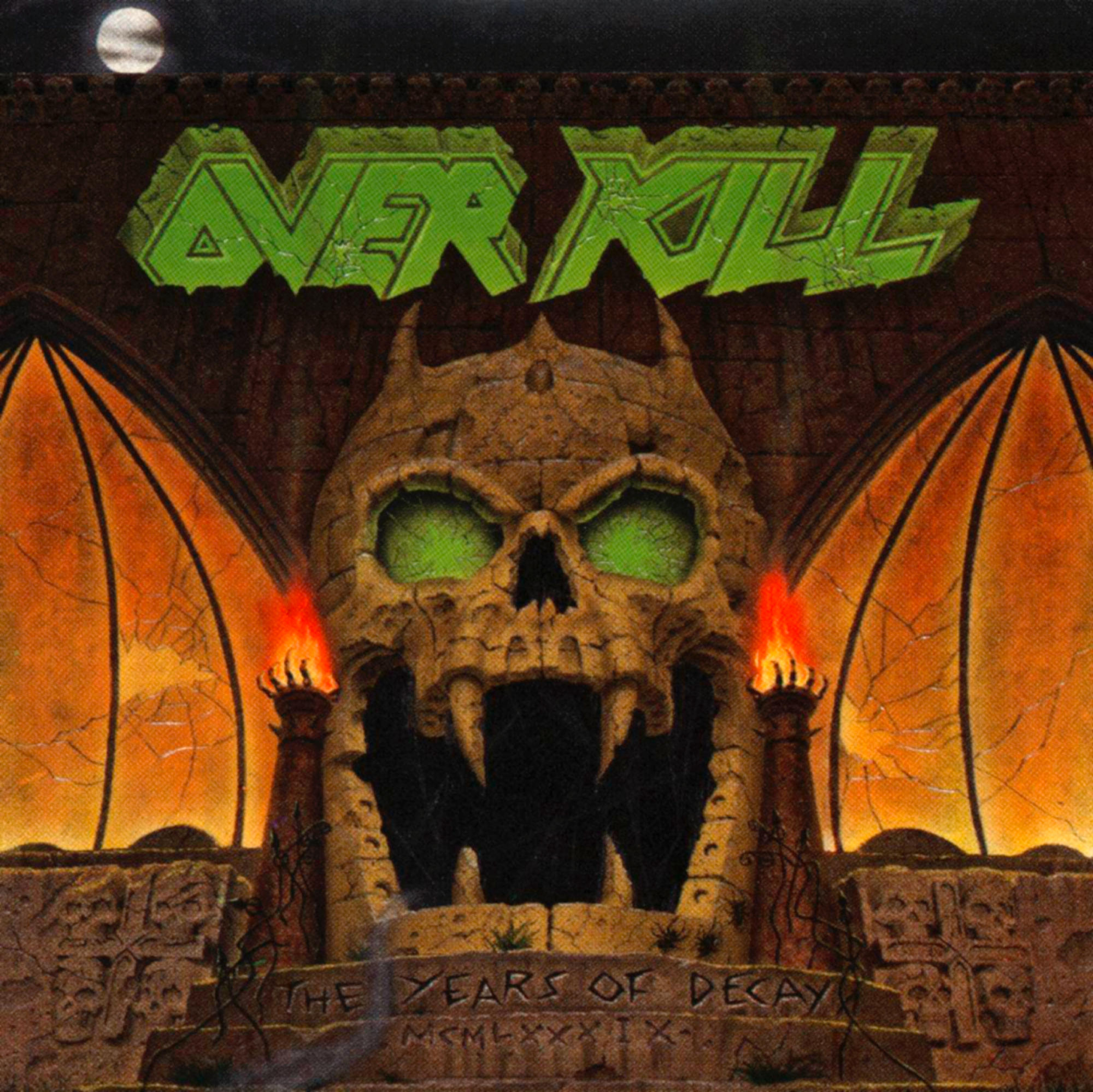 Albumcover mit einem Schädel mit grünen Augen. Flammen und ein dunkler, gotischer Hintergrund sind vorhanden.
